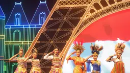 Pertunjukan tari tradisional saat acara peresmian Aice sebagai es krim ofisial Tim Indonesia di Olimpiade 2024 di Djakarta Theater XXI, Jakarta, Jumat (05/07/2024). (Bola.com/Bagaskara Lazuardi)