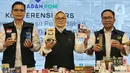 Kepala BPOM, Penny K. Lukito menunjukkan barang bukti obat dan makanan ilegal yang dijual di marketplace dalam konferensi pers di Gedung BPOM, Jakarta Pusat, Rabu (7/6/2023). (Liputan6.com/Angga Yuniar)
