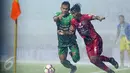 Penyerang PS TNI, Ahmad Nufiandani (kiri) berebut bola dengan pemain Persiba Alfath Faathier Persiba pada laga lanjutan Liga 1 Indonesia di Stadion Pakansari, Kab Bogor, Jumat (5/5). Laga kedua tim berakhir imbang 1-1. (Liputan6.com/Helmi Fithriansyah)