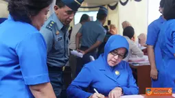 Citizen6, Jakarta: Ketua Gabungan Jalasenastri Kolinlamil Ismiartini Darojatim menyumbangkan darahnya pada peringatan Hari Ibu ke-84 di Kantor Kementerian Pertahanan Republik Indonesia (Kemhan RI) Jalan Merdeka Barat, Jakarta, Senin (12/11). (Pengirim: Di