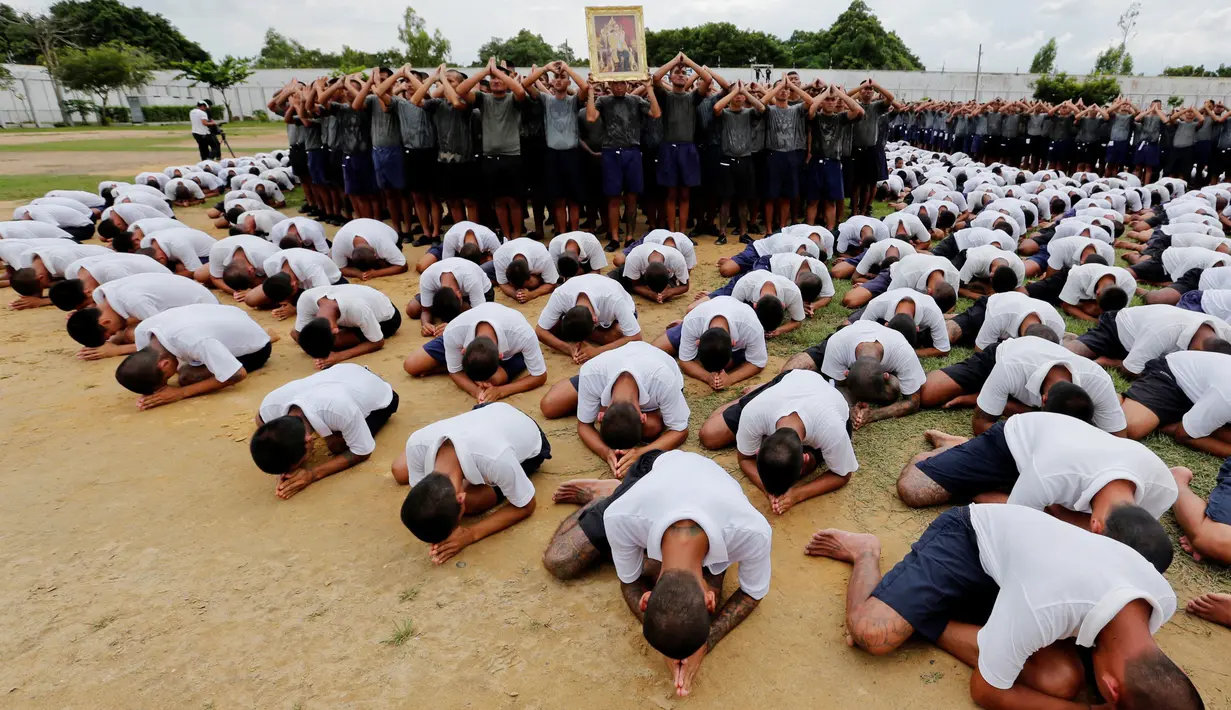Narapidana membentuk formasi untuk menghormati mendiang Raja Bhumibol Adulyadej di penjara Pathum Thani, Bangkok, Thailand (27/10). Pemerintah Thailand telah menyatakan masa berkabung untuk Raja Bhumibol selama 1 tahun. (Reuters/Chaiwat Subprasom)