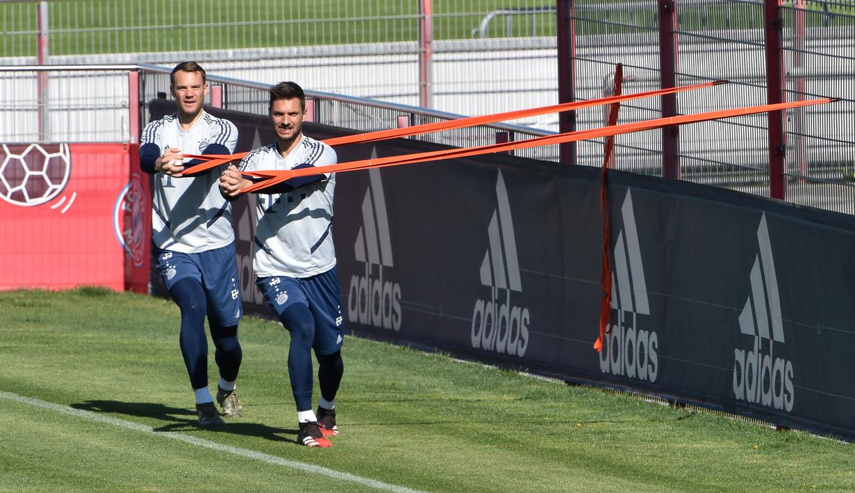 Kiper Bayern Munchen, Manuel Neuer dan Sven Ulreich, saat megikuti sesi latihan di fasilitas pelatihan Bayern Munchen, Jerman, Kamis (16/4/2020). Munchen menggelar latihan dengan cara para pemain ditempatkan dalam kelompok-kelompok kecil dan tetap mempertahankan jarak fisik. (AFP/Christof Stache)