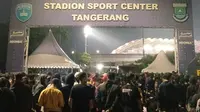 Suasana di depan akses masuk ke Stadion Indomilk Arena jelang pecahnya kerusuhan, Minggu (26/11/2023) malam WIB. Tampak ratusan suporter Persib Bandung memadati area dan memaksa masuk ke stadion. (Bola.com/Hery Kurniawan)