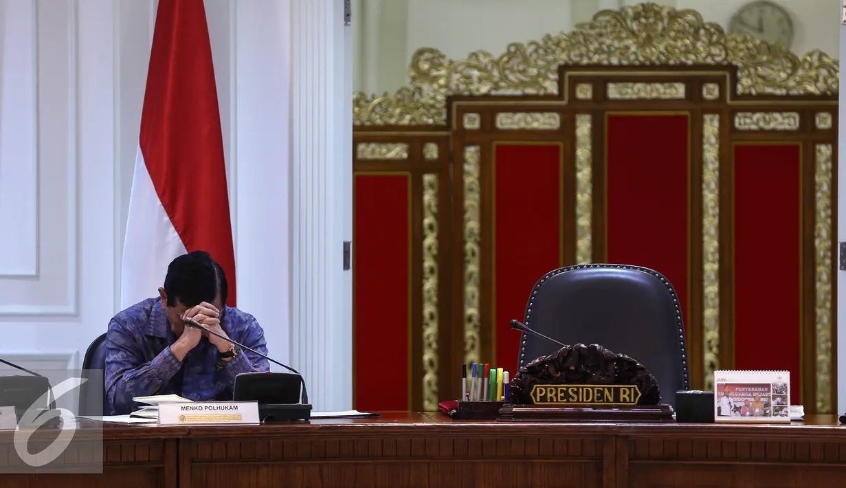 Menko Polhukam Luhut Pandjaitan dalam rapat terbatas yang digelar di Kantor Presiden Komplek Kepresidenan, Jakarta, Rabu (29/6). Rapat membahas penyelundupan dan pembahasan tentang Pengembangan Potensi Ekonomi Kepulauan. (Liputan6.com/Faizal Fanani)