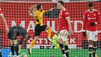 Gelandang Wolverhampton Wanderers Joao Moutinho merayakan golnya ke gawang Manchester United pada lanjutan Liga Inggris di Old Trafford, Manchester, Selasa (4/1/2022) dini hari WIB. (Paul ELLIS / AFP)