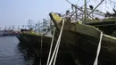 Kapal tangkap ikan GT 30 bersandar di Pelabuhan Muara Baru dan Pelabuhan Angke, Jakarta, Sabtu (9/10/2021). Dengan terbitnya PP Nomor 85 Tahun 2021, PNBP untuk para nelayan mengalami kenaikan sebesar 600 persen dari tarif biasanya. (merdeka.com/Imam Buhori)