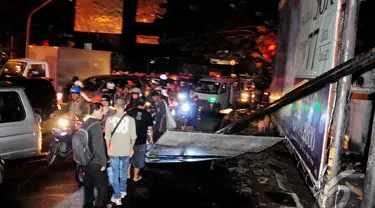 Sebuah papan reklame berukuran sedang patah akibat hujan angin di kawasan jalan Arteri arah Permata Hijau, Jakarta, Rabu (25/6/2014) (Liputan6.com/Faizal Fanani)