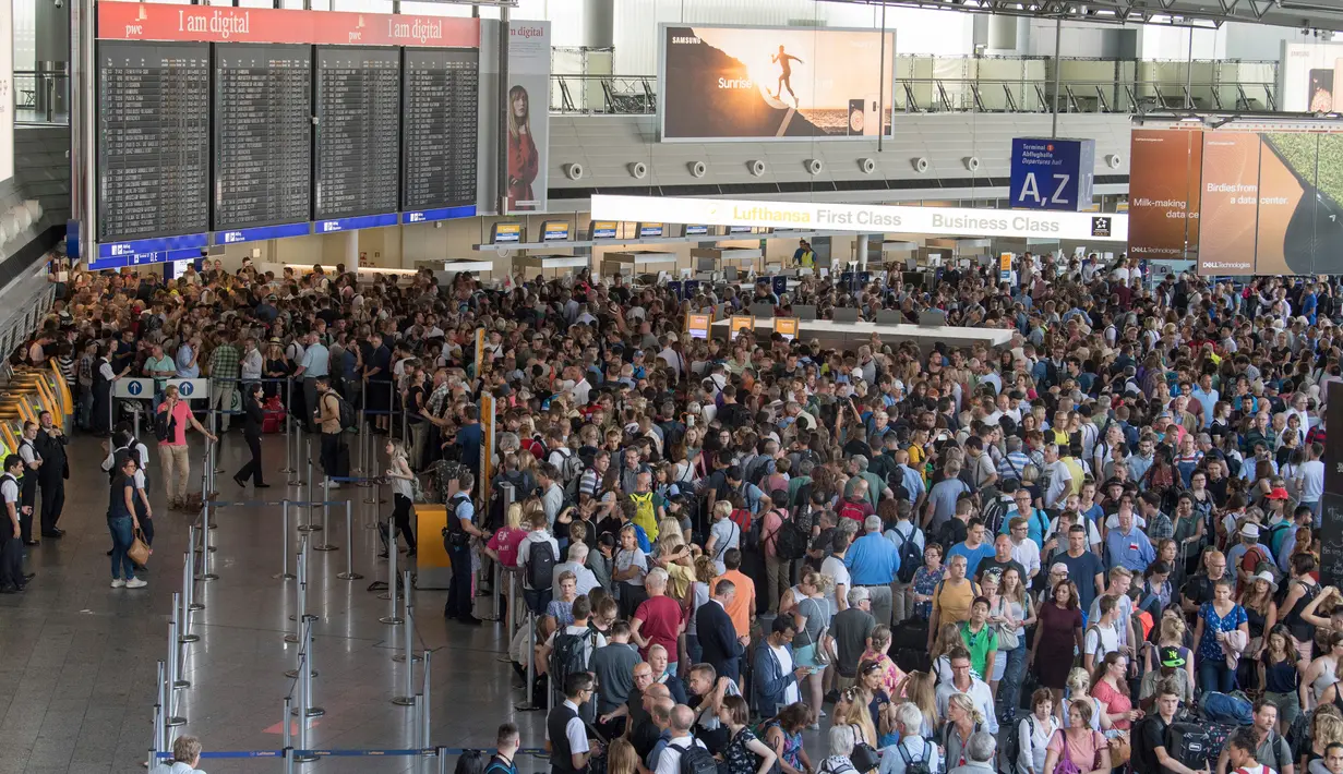 Para calon penumpang menunggu kejelasan penerbangan mereka di aula terminal 1 Bandara Frankfurt, Jerman, Selasa (7/8). Sejumlah penerbangan harus dibatalkan setelah seorang yang tidak dikenal menyusup melewati pos pemeriksaan. (Boris Roessler/dpa via AP)