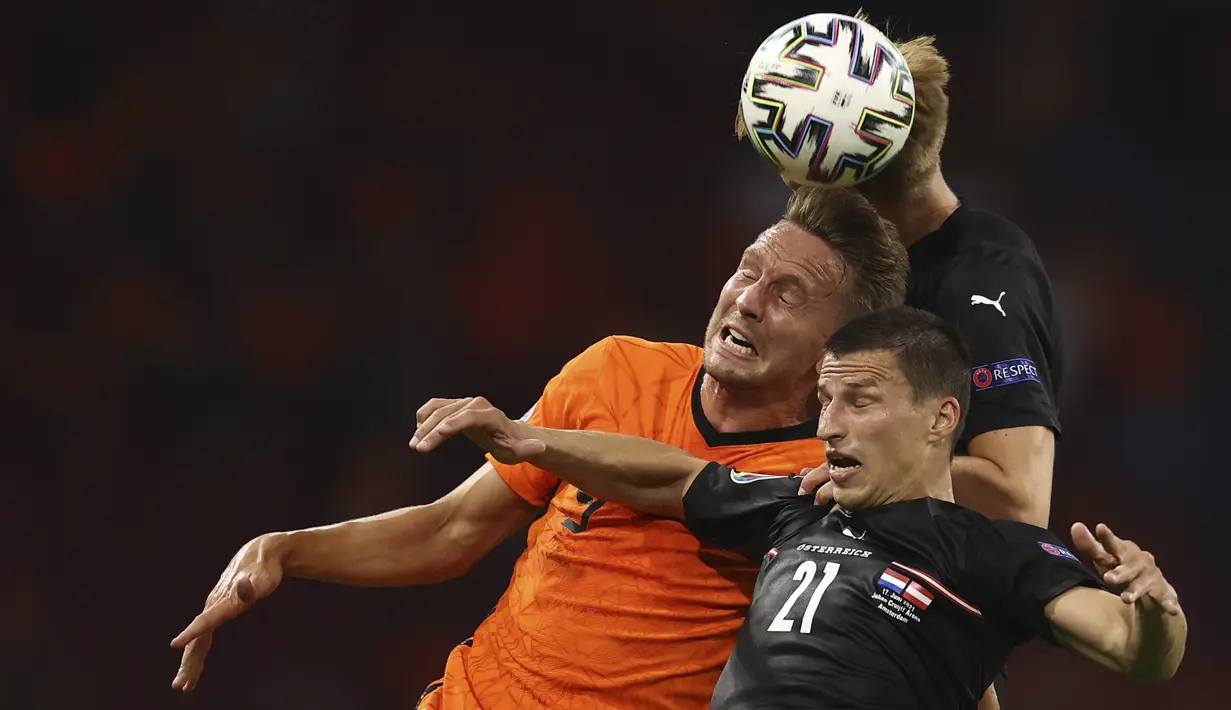 Penyerang Belandang, Luuk de Jong (kiri) dan bek Austria, Stefan Lainer melakukan sundulan saat laga kedua Grup C Euro 2020 di Johan Cruijff Arena, Amsterdam, Jumat (18/6/2021) dini hari WIB. Tuan rumah Belanda berhasil mengalahkan Austria 2-0. (Dean Mouhtaropoulous/Pool via AP)