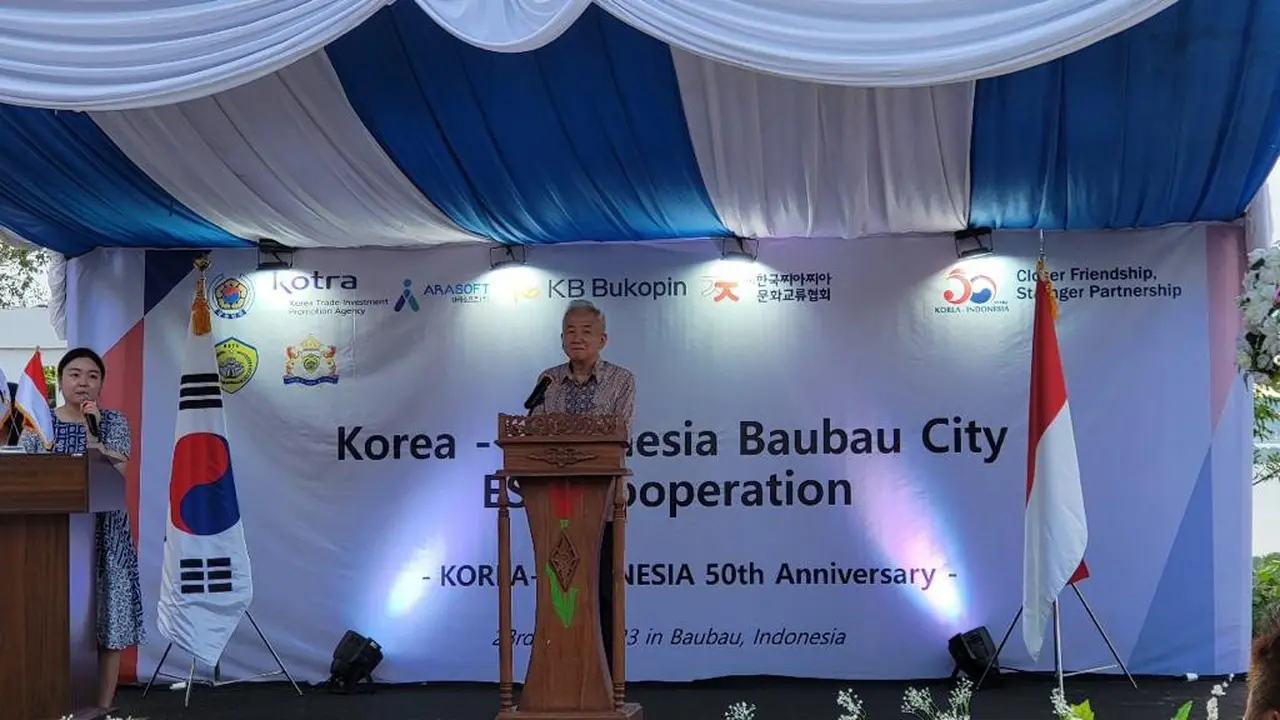 Dalam rangka memperingati 50 tahun hubungan diplomatik Korea-Indonesia, Kedubes Republik Korea menyumbangkan papan nama ke Akademi Hangeul Baubau di Suku Ciacia (Kedubes Korea Selatan).
