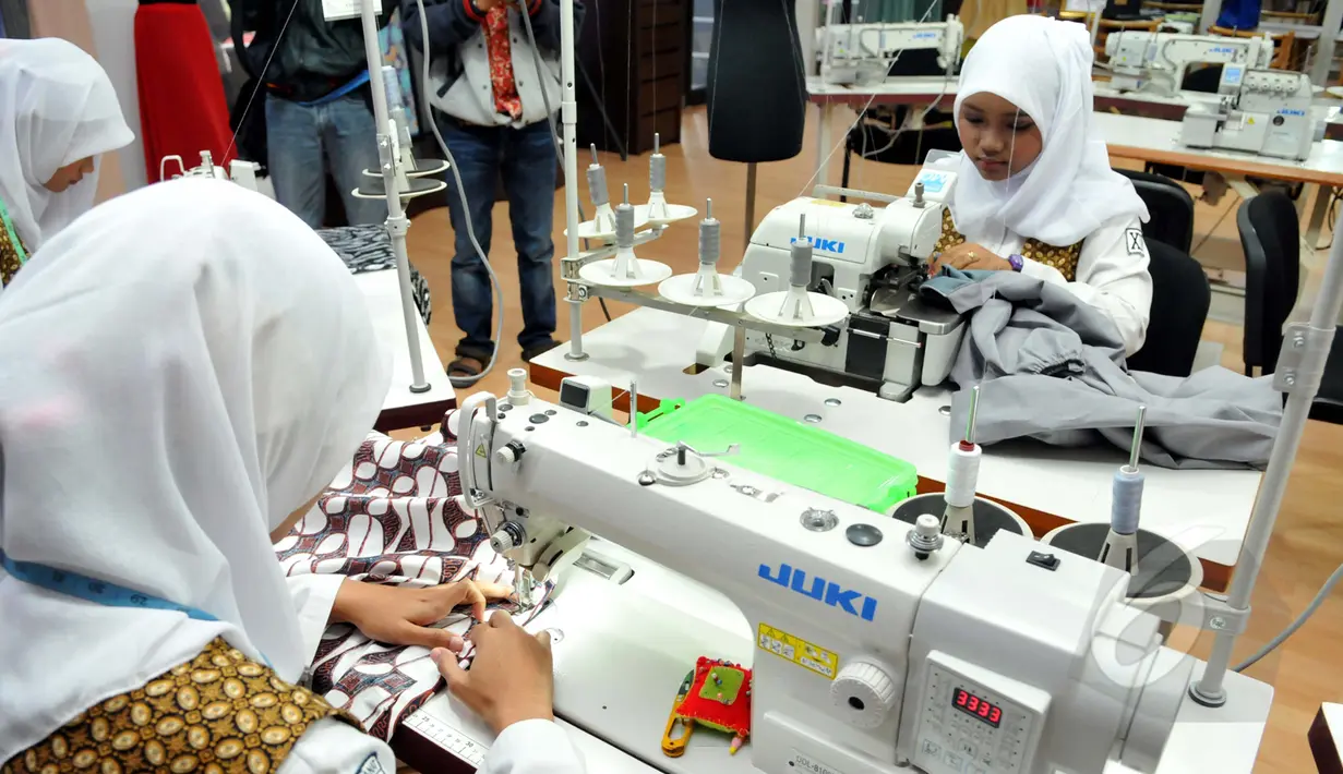 Sejumlah siswi sedang mendemonstrasikan keahliannya menjahit baju busana muslim di sela-sela peresmian Sekolah Fashion SMK NU Banat, Kudus, Jawa Tengah, Rabu (11/3/2015). (Liputan6.com/Panji Diksana)