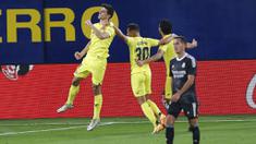 Pemain Villarreal, Gerard Moreno, melakukan selebrasi usai mencetak gol ke gawang Real Madrid pada laga Liga Spanyol di Stadion Ceramica, Minggu (22/11/2020). Kedua tim bermain imbang 1-1. (AP/Alberto Saiz)