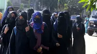 Sejumlah siswi berjalan di luar kampus mereka di Udupi, India (7/2/2022). Sejumlah sekolah di negara bagian Karnataka di India melarang para siswi memakai hijab di dalam kelas. Kasus itu menjadi sorotan di India dan para siswi berdemo di depan sekolah. (AP Photo)