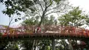 <p>Pengunjung melintasi jembatan di Tebet Eco Park, Jakarta, Selasa (10/5/2022). Warga memanfaatkan libur dengan bermain dan berolahraga di taman terbuka setelah pemerintah memperpanjang masa liburan sekolah hingga tanggal 11 Mei 2022. (Liputan6.com/Faizal Fanani)</p>