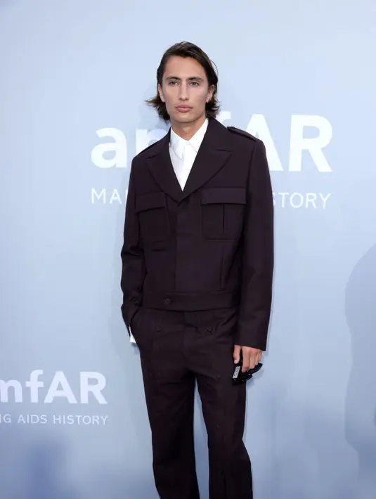 James Turlington mengenakan setelan formal dengan kemeja sutra putih dan derby kulit hitam dengan detail pelana dari Dior. Foto: Document/Dior.