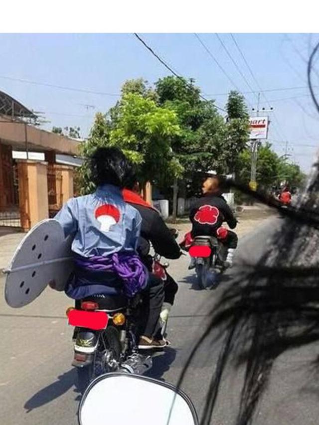 6 Potret Cosplay di Tempat Umum Ini Bikin Tepuk Jidat