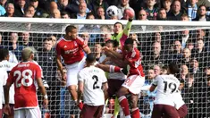Penjaga gawang Manchester City, Ederson (atas) memblok bola saat pertandingan sepak bola Liga Primer Inggris melawan Nottingham Forest di stadion City Ground, Nottingham, Inggris, Minggu, 28 April 2024. (AP Photo/Rui Vieira)