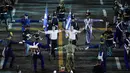 Sebuah band militer Yunani tampil selama Festival Musik Militer Internasional Menara Spasskaya di Lapangan Merah di Moskow, Rusia, Kamis (26/8/2021). Lebih dari 40 negara telah mengambil bagian dalam festival ini sejak 2006. (AP/Alexander Zemlianichenko)