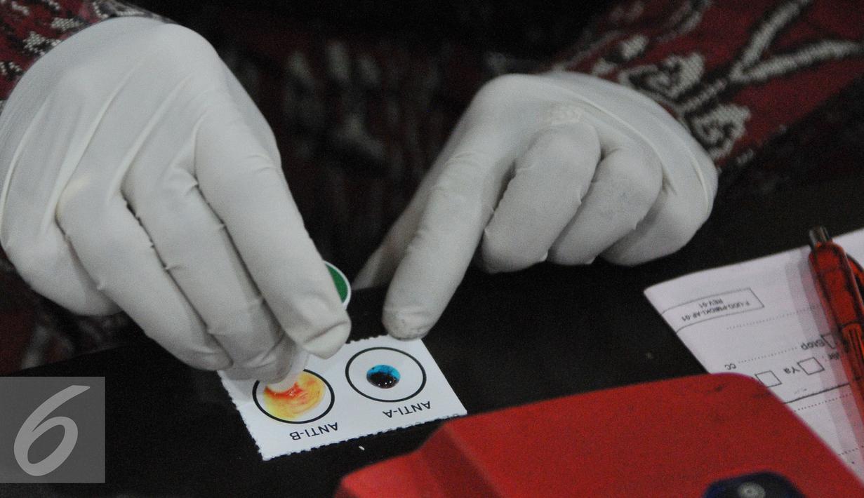 Petugas saat melakukan pengecekan golongan darah di ruang rapat BPPK Kemenlu, Jakarta, Jumat (24/7/15). Aksi donor darah tersebut menyambut hari kemerdekaan Indonesia pada tanggal 17 Agustus nanti. (Liputan6.com/Herman Zakharia)