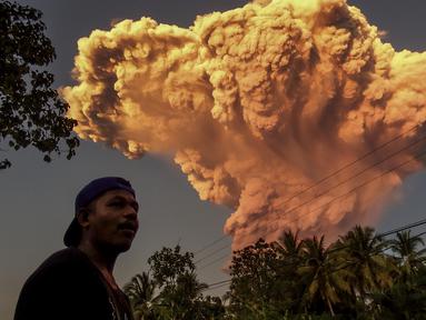 Seorang penduduk desa menyaksikan letusan Gunung Lewotobi Laki-Laki yang terlihat dari desa Talibura di Sikka, Nusa Tenggara Timur, pada 17 Juni 2025. (Foto oleh AFP)