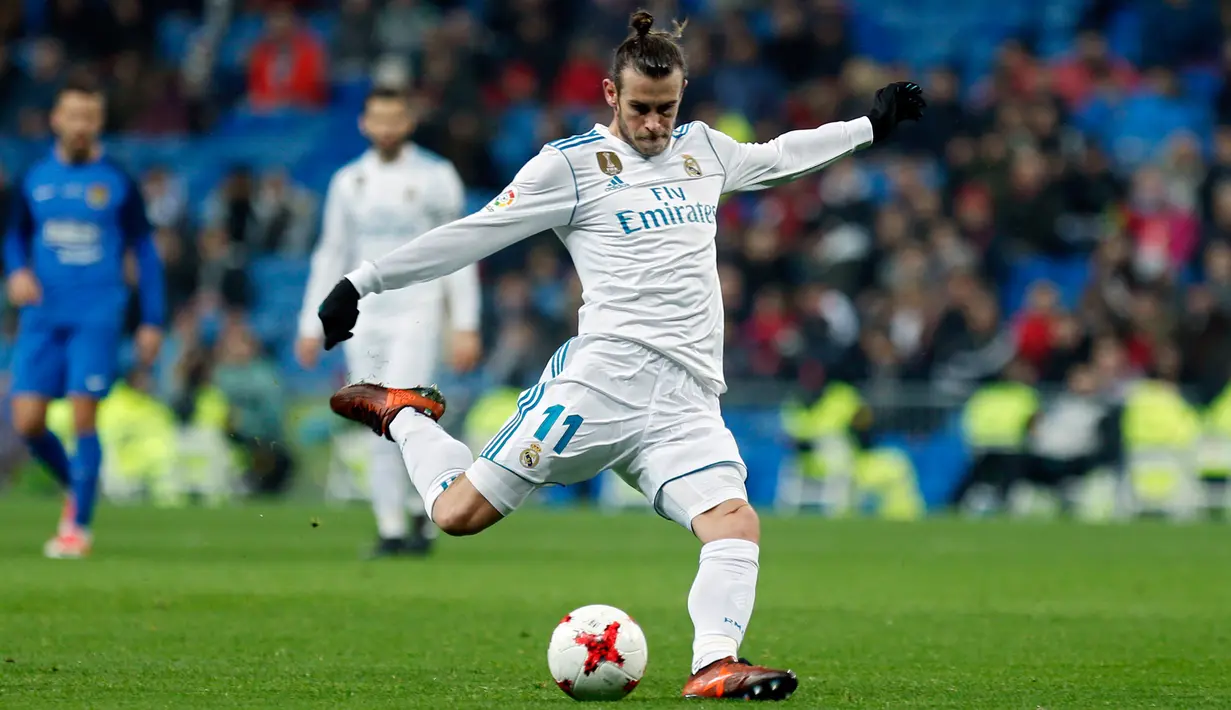 Pemain Real Madrid, Gareth Bale mengendalikan bola pada laga Copa del Rey 2017-2018 menghadapi Fuenlabrada di Stadion Santiago Bernabeu, Selasa (28/11). Real Madrid lolos ke 16 besar, meski bermain imbang 2-2. (AP Photo/Francisco Seco)