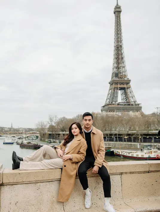 Gaya keduanya pakai outfit musim dingin bernuansa kecokelatan saat berlibur bersama ke Paris. [Foto: Instagram/salshabillaadr]