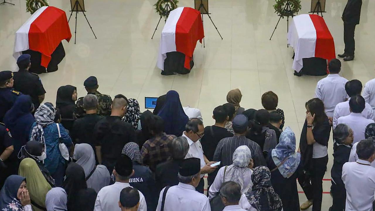 FOTO: Menteri KKP Pingsan saat Upacara Pelepasan Korban Kecelakaan ATR 42-500