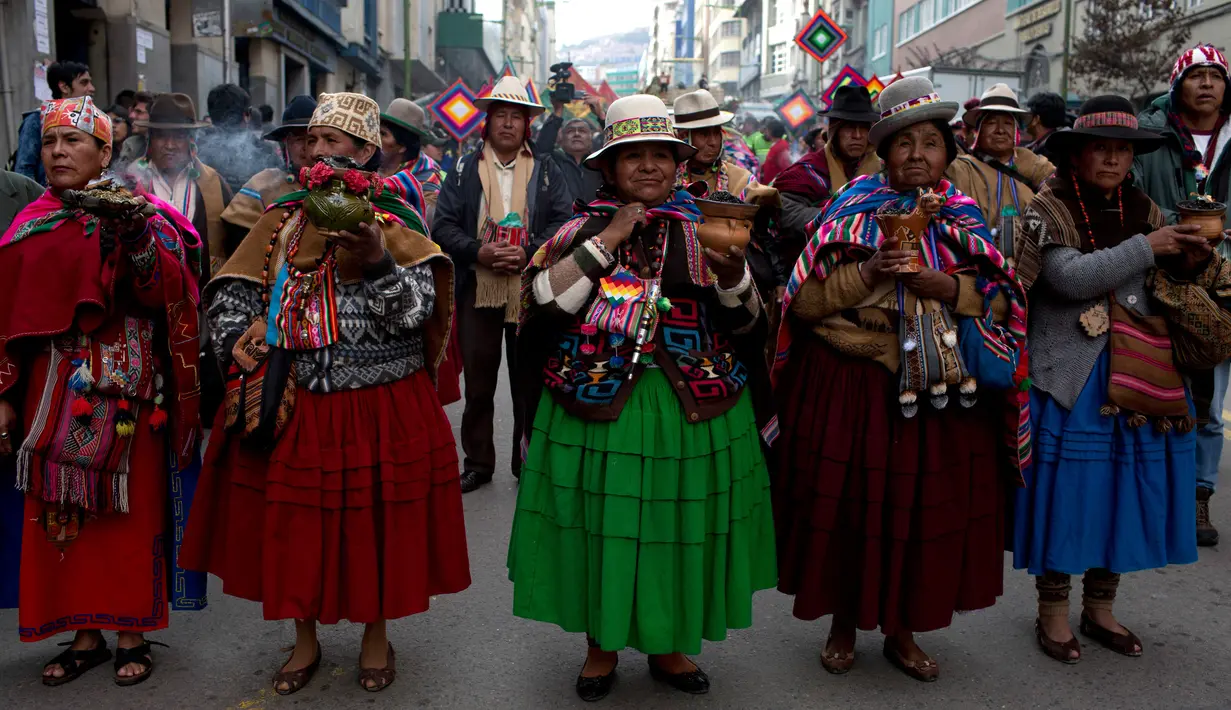 Pemimpin komunitas Andes membawa guci dengan dupa yang terbakar dalam sebuah arak-arakan patung dewa Ekeko di La Paz, Bolivia (23/1). Dewa Ekeko ini merupakan dewa kemakmuran di Bolivia. (AP Photo / Juan Karita)
