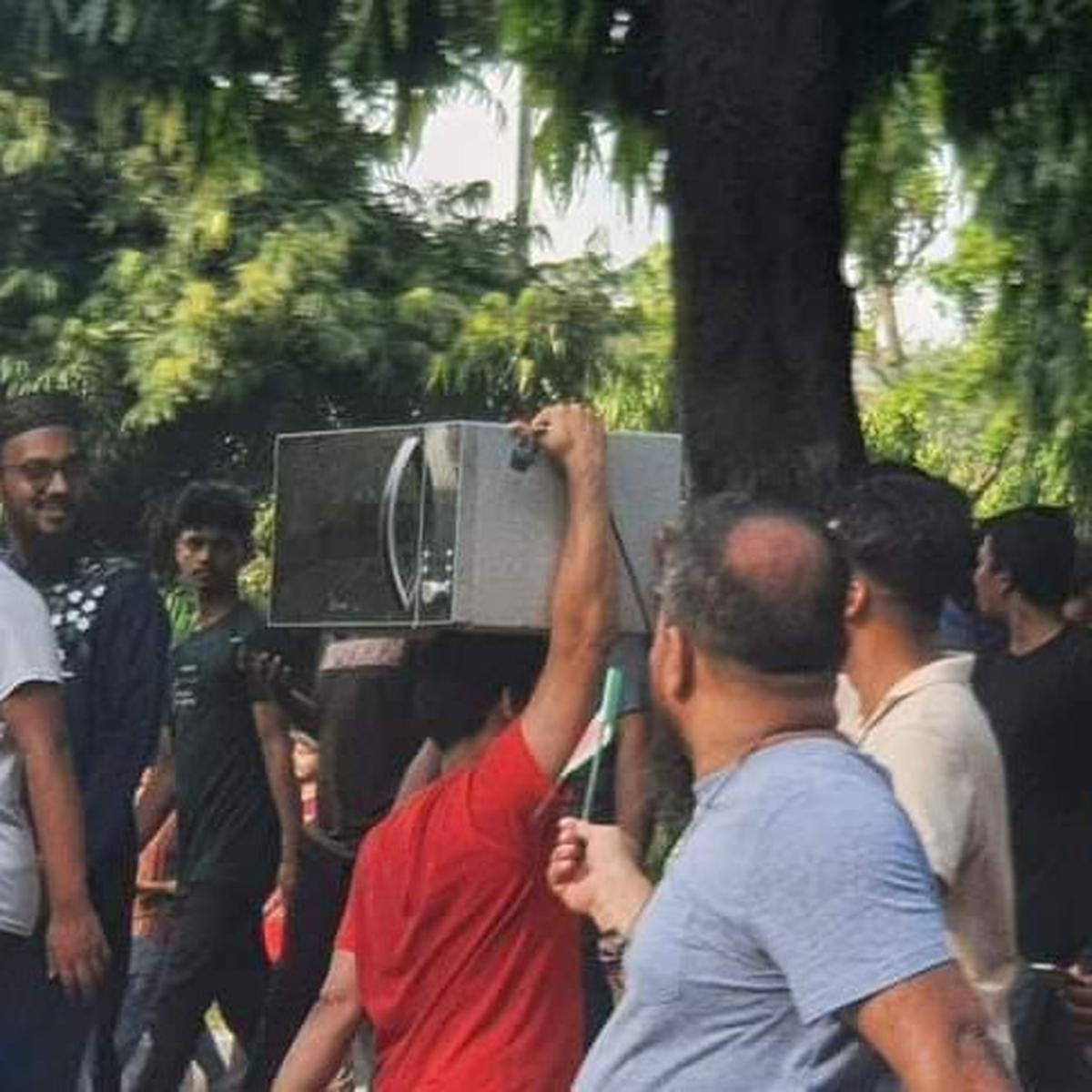 Demonstran di Bangladesh mengambil oven dari rumah dinas mantan PM Sheikh Hasina.