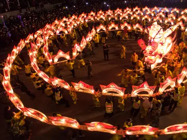 Warga menggunakan lentera melakukan pertunjukkan tarian naga selama festival lentera China di Yunhe di provinsi timur China Zhejiang (1/3). Festival ini jatuh pada 2 Maret, yang menandai berakhirnya perayaan untuk periode Tahun Baru Imlek. (AFP Photo)