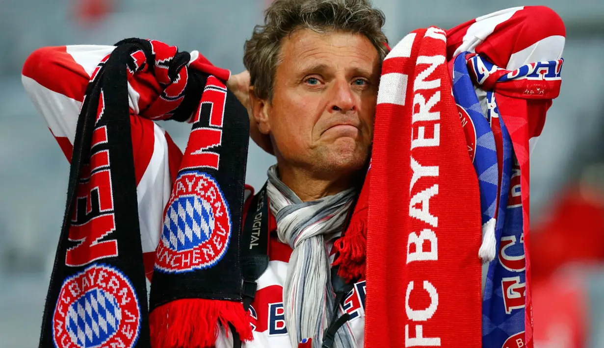 Kesedihan terpancar di wajah salah satu suporter Bayern Munich usai menyaksikan klub kesayangannya dipermalukan Real Madrid 0-4 di Allianz Arena, (30/4/2014). (REUTERS/Ralph Orlowski)