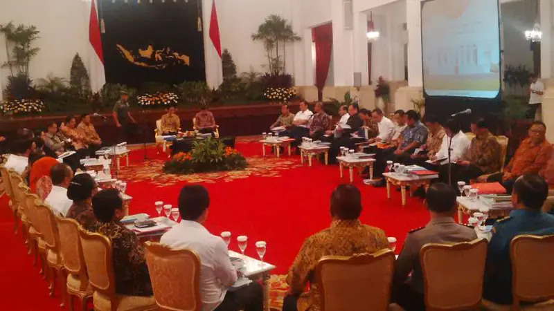 Presiden Jokowi menerima laporan RKAP 2016 seluruh kementerian di Istana Negara. 