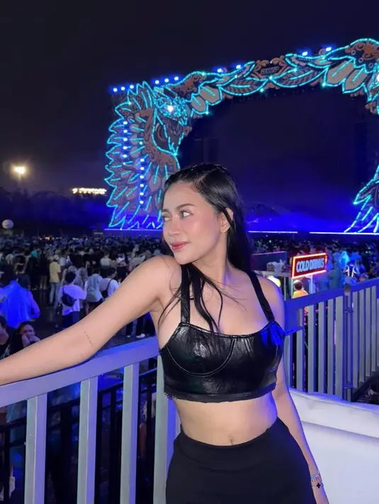 Rachel Vennya tak kalah edgy dengan leather crop top dan mini skirt berdetail slit.  [@rachelvennya].