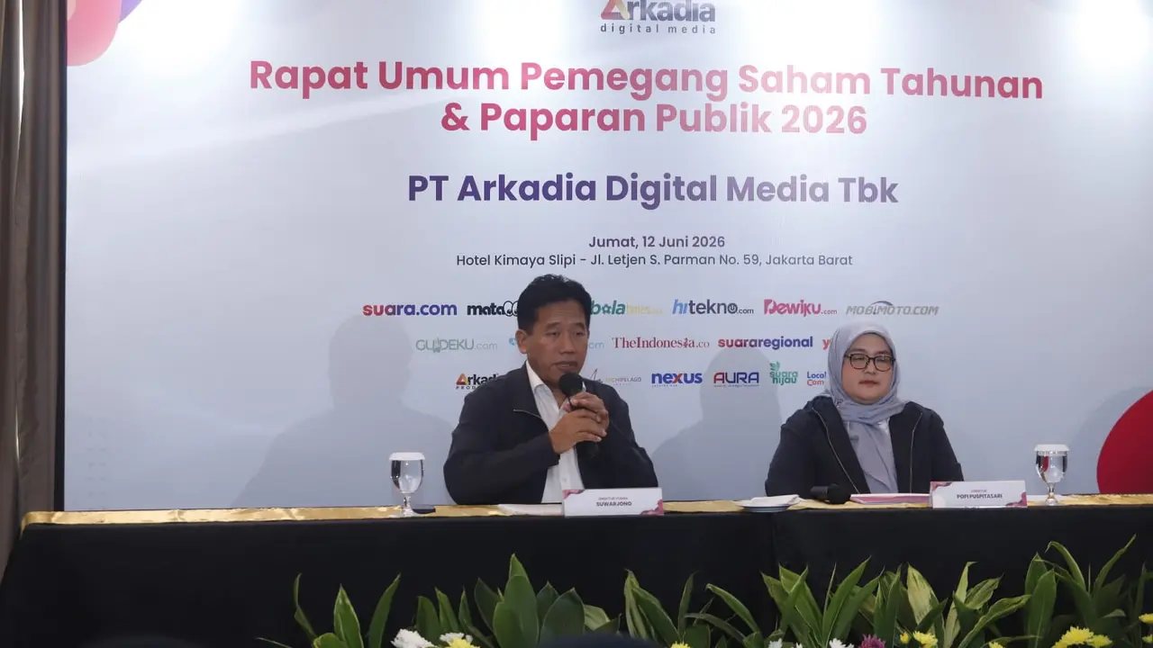 Direktur Utama PT Arkadia Digital Media Tbk Suwarjono dan Direktur Popi Puspitasari