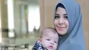 Usia Arka yang menginjak usia lima bulan, dan masih mendapatkan asi eksklusif membuatnya Risty tidak bisa jauh-jauh dari dari buah hatinya. (Adrian Putra/Bintang.com)