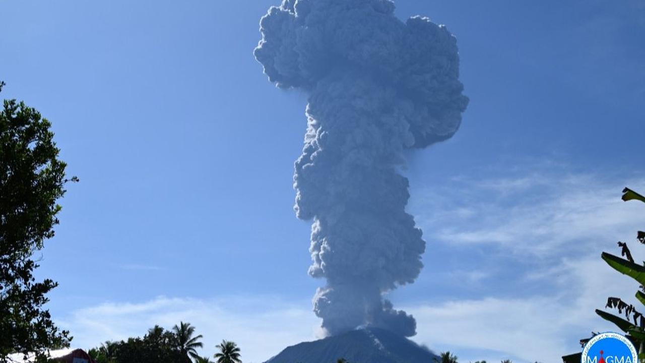 Badan Geologi menerbitkan peringatan Volcano Observation Notice for Aviation (VONA) dengan kode merah untuk area Maluku Utara.