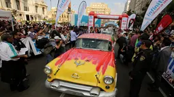 Pengunjung memadati kiri kanan jalan saat acara Carrera Panamericana di Meksiko, Sabtu (15/10). Carrera Panamericana adalah perlombaan mobil antik yang digelar di Meksiko selama 7 hari. (REUTERS / Henry Romero) 