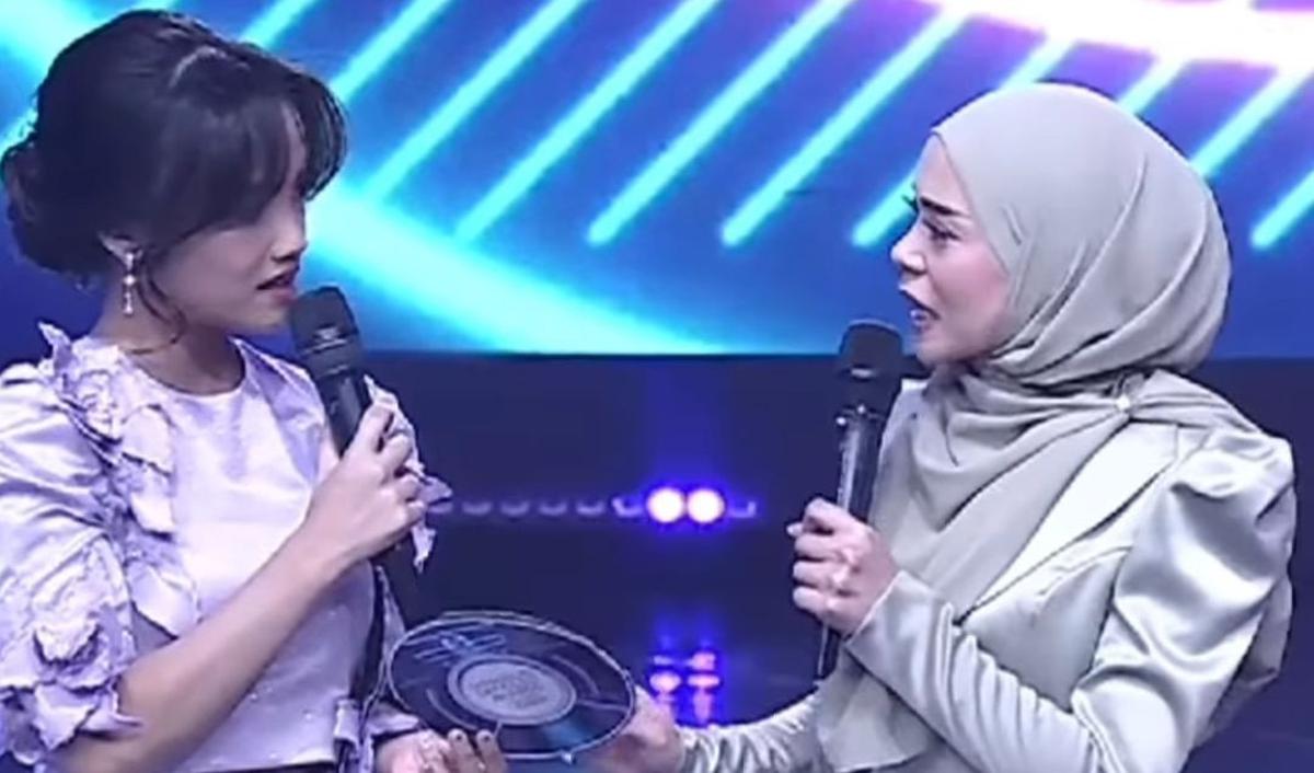 Ada juga netizen yang menautkan akun instagram El Rumi.<br>