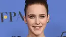 Rachel Brosnahan tersenyum saat menjadi Aktris Terbaik dalam Serial televisi, Komedi atau Musikal untuk serial "The Marvelous Mrs. Maisel" di Golden Globe Awards 2018 di Beverly Hills, California (7/1). (Kevin Winter/Getty Images/AFP)