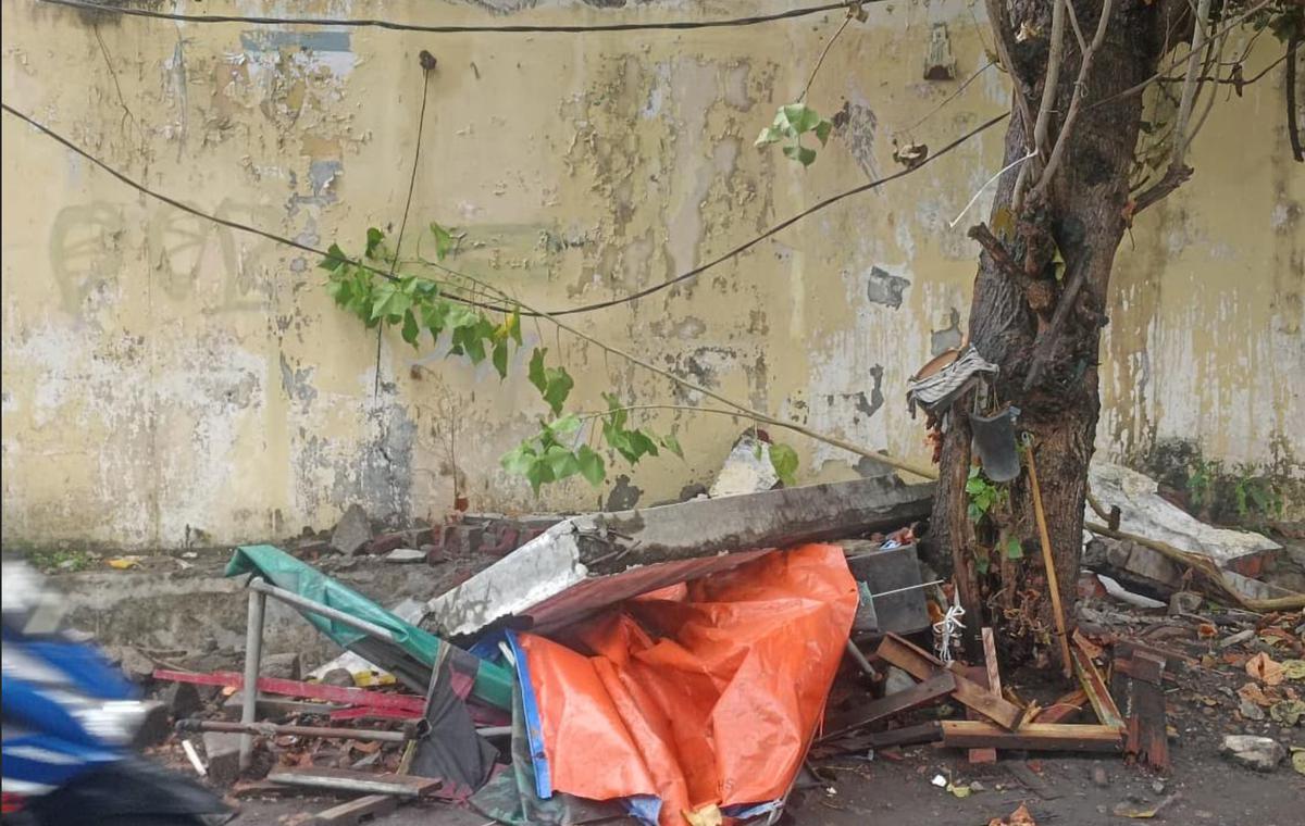 Tembok Polsek Ambruk Timpa Tukang Parkir