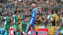 Aksi kiper PS TNI, Teguh Amiruddin, menghalau bola dari pemain Mitra Kukar pada laga Torabika Soccer Championship 2016 presented by IM3 Ooredoo di Stadion Siliwangi, Bandung, Sabtu (14/5/2016). Mitra Kukar menang 4-1. (Bola.com/Nicklas Hanoatubun)