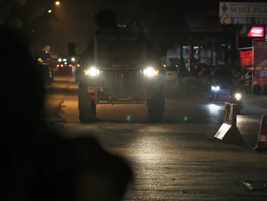 Satu unit mobil baracuda milik polisi masuk ke dalam area Mako Brimob, Kelapa Dua pascabentrok antara petugas dengan tahanan di Depok, Kamis (10/5). Mobil itu melintas tanpa iring-iringan pengawalanan dari pihak kepolisian. (Liputan6.com/Herman Zakharia)