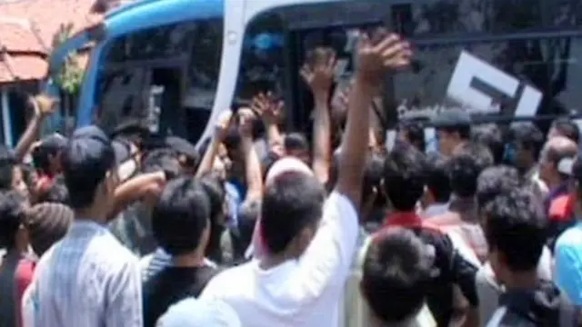 Tolak Bus Akap, Ratusan Awak Bus Mogok