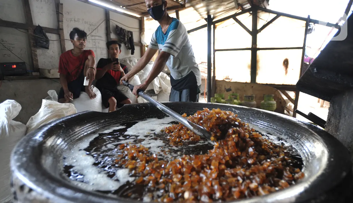 Pekerja merebus kulit sapi saat produksi kerupuk kulit di Pabrik Krupuk Kulit Bambang, Depok, Rabu (17/2/2021). Pemilik usaha tersebut menurunkan jumlah produksi kerupuk kulit mentah siap goreng dari 1 ton menjadi 500 kg per hari akibat pandemi COVID-19. (merdeka.com/Arie Basuki)