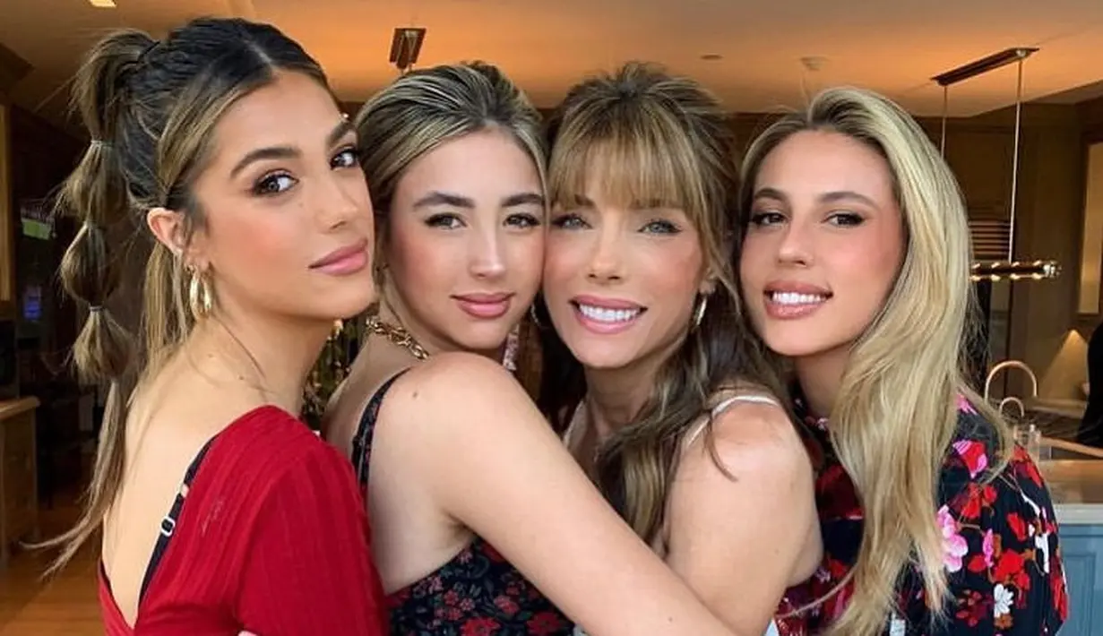 Memiliki pesona yang menawan, ketiganya kerap bergaya kompak dalam tema busana senada, seperti motif floral yang kali ini mendominasi. (Foto: Instagram/ SistineStallone)