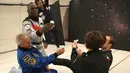 Sprinter Jamaika, Usain Bolt menangkap gelembung sampanye saat mencoba ruangan gravitasi nol dalam pesawat Airbus Zero-G di Reims, Prancis, Rabu (12/9). (Laurent Theillet, Mumm/Novespace via AP)