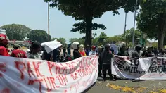 Puncak Kekecewaan, Ratusan Orang Lempar Telur ke Kantor Bupati Tuban