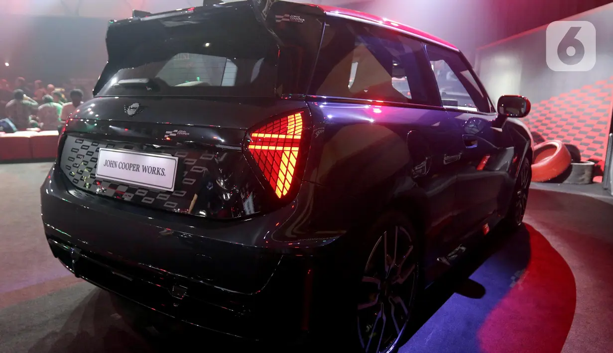 Dan terakhir, MINI JCW Countryman ALL4 memiliki tenaga 312 dk dan torsi 400 Nm dengan sistem penggerak menggunakan ALL4 serta suspensi yang adaptif. (Liputan6.com/Herman Zakharia)