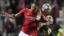 Bek Benfica, Gilberto (kiri) berebut bola dengan gelandang Ajax, Dusan Tadic pada pertandingan leg pertama babak 16 Liga Champions di Stadion Da Luz, Lisbon, Kamis (24/2/2022). Benfica bermain imbang atas Ajax 1-1.  (AP Photo/Armando Franca)