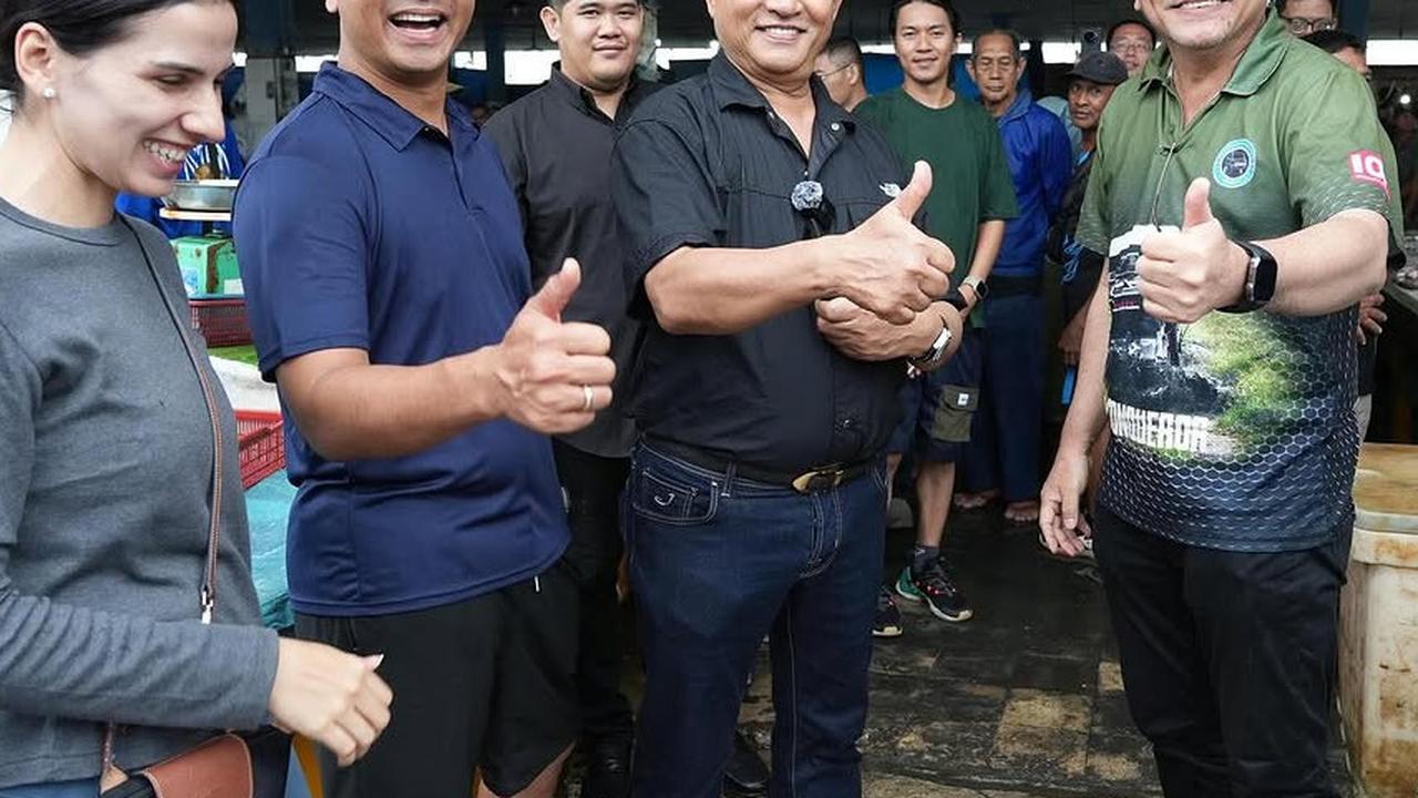 Gaya Keren Menko HAM Jalan-Jalan ke Pasar Ikan